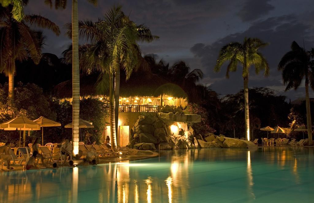 Irotama Resort Santa Marta (Magdalena) Exterior foto The Rock Bar at night